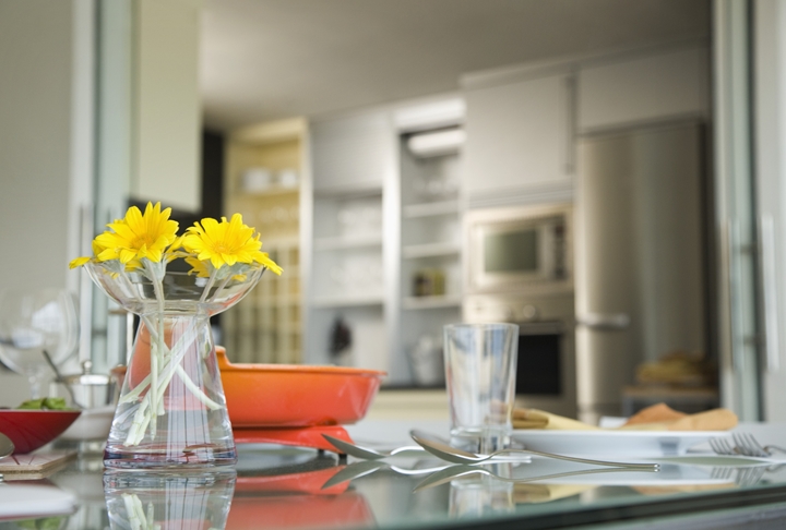 �{�c�ݔ��ł́A�I�[���d�����t�H�[���A�������t�H�[���A�L�b�`�����t�H�[���A�g�C�����t�H�[������G�A�R���̎�t���H���A�z�ǂ̍������A���E�N���X�̒��ւ��A�X�܃��t�H�[���܂ŁA�����E��ʂ𒆐S�Ɋ֓����Őݒu�E��t���H���Ȃǂ��s�Ȃ��Ă���܂��B�܂��A�h�g�N�b�L���O�q�[�^�[�A�G�R�L���[�g����t���H�����݂̂����ȃp�b�N�����p�ӂ��Ă���܂��A�ǂ������C�y�ɋ{�c�ݔ��ɂ��⍇���������B