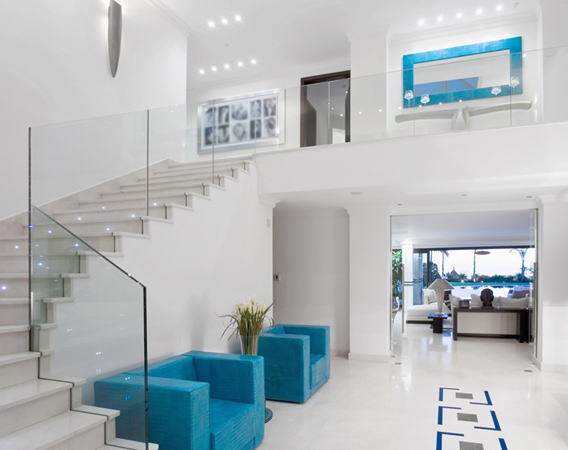 �{�c�ݔ��ł́A�I�[���d�����t�H�[���A�������t�H�[���A�L�b�`�����t�H�[���A�g�C�����t�H�[������G�A�R���̎�t���H���A�z�ǂ̍������A���E�N���X�̒��ւ��A�X�܃��t�H�[���܂ŁA�����E��ʂ𒆐S�Ɋ֓����Őݒu�E��t���H���Ȃǂ��s�Ȃ��Ă���܂��B�܂��A�h�g�N�b�L���O�q�[�^�[�A�G�R�L���[�g����t���H�����݂̂����ȃp�b�N�����p�ӂ��Ă���܂��A�ǂ������C�y�ɋ{�c�ݔ��ɂ��⍇���������B