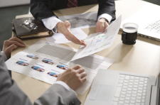 �{�c�ݔ��ł́A�I�[���d�����t�H�[���A�������t�H�[���A�L�b�`�����t�H�[���A�g�C�����t�H�[������G�A�R���̎�t���H���A�z�ǂ̍������A���E�N���X�̒��ւ��A�X�܃��t�H�[���܂ŁA�����E��ʂ𒆐S�Ɋ֓����Őݒu�E��t���H���Ȃǂ��s�Ȃ��Ă���܂��B�܂��A�h�g�N�b�L���O�q�[�^�[�A�G�R�L���[�g����t���H�����݂̂����ȃp�b�N�����p�ӂ��Ă���܂��A�ǂ������C�y�ɋ{�c�ݔ��ɂ��⍇���������B